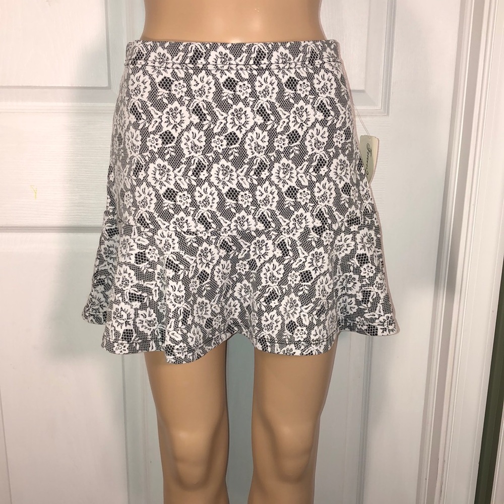 Forever 21 Black & White Skirt. NWT. M